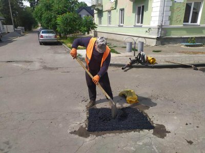 У місті на Рівненщині залатали найбільш пошкоджені ділянки дороги