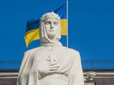 Народилася у другій половині IX століття в знатній псковській родині.