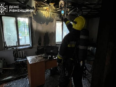 У Корці сталася пожежа в будівлі: рятувальники не допустили поширення вогню