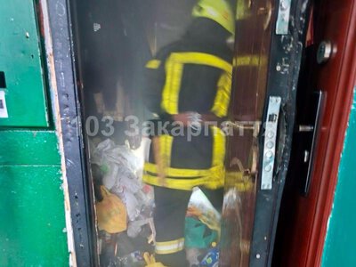 Пожежа в багатоповерхівці Мукачева: загинув чоловік, жінка у важкому стані