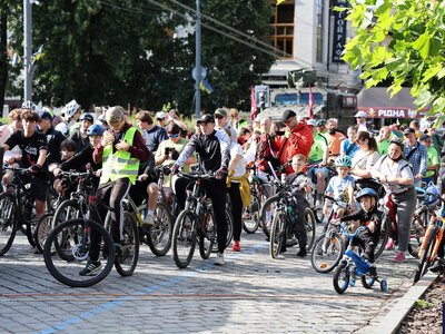 Лаунж-зони та парад велотехніки: яким був благодійний велофестиваль у Чернівцях