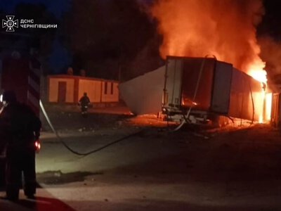 У Новгороді-Сіверському внаслідок ворожого обстрілу спалахнула вантажівка