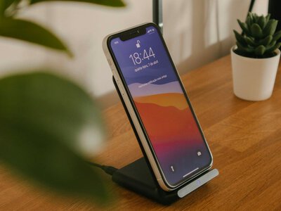 Власникам смартфонів пояснили, чому краще заряджати через кабель