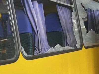  Два комунальні автобуси пошкоджено в Херсоні внаслідок атаки російського безпілотника. ФОТО 