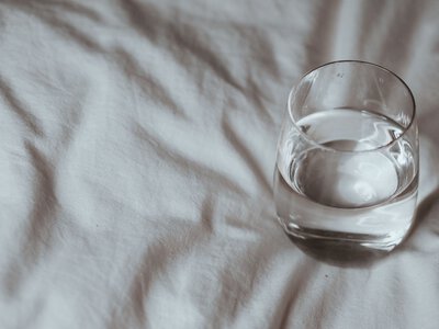 Як не забувати про воду протягом дня: 5 дієвих порад