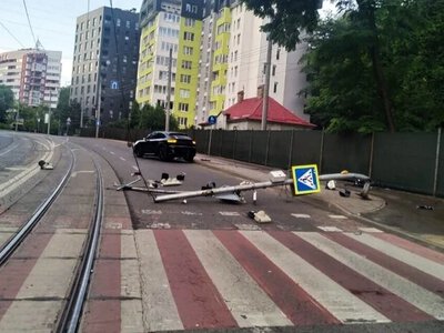 Водій Porsche зніс світлофор і втік: що знайшли поліцейські на місці ДТП