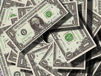 Українцям можуть відмовити в обміні доларів: які купюри доведеться здавати на інкасо