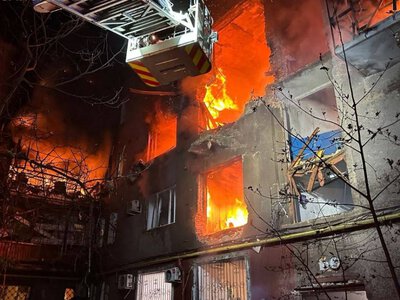 Сильна пожежа, поранені люди: у неділю ворог ударив по житловій багатоповерхівці у Запоріжжі