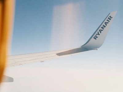 Вибух у небі над Європою: як пасажира ледь не висмоктало з лайнера Ryanair (відео) (Відео)