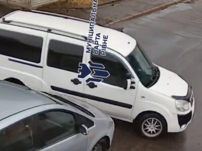 На перехресті в Рівному не розминулися дві автівки (ВІДЕО)