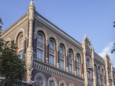 Українцям почали відмовляти в обміні доларів: які купюри більше не приймуть