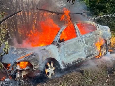 На Буковині під час руху спалахнув легковик: авто повністю знищив вогонь
