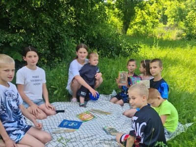 Сільська бібліотека на Кіровоградщині проводить казкові читання на природі