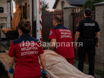 Кривавий інцидент на Ужгородщині: 71-річну жінку з ножовими пораненнями голови терміново госпіталізували