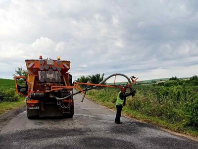 На дорогах Прикарпаття тривають ремонти: де сьогодні працює дорожня техніка