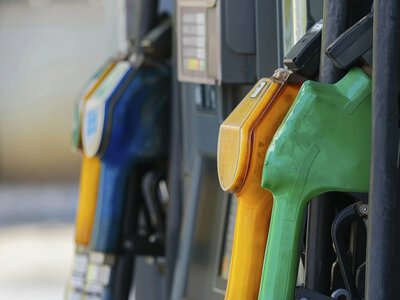 Росіяни переходять на дешевший бензин, але дефіцит пального не зникає