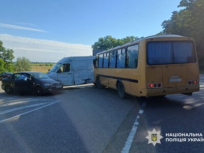 У Будищі не розминулись автобус і дві автівки (ФОТО)