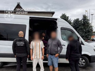 До Румунії - у спальнику мікроавтобуса: на Буковині перевізник намагався переправити чоловіка за кордон