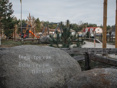 Мама загиблого захисника Іллі Третяка просить берегти дитячий майданчик, створений на його честь