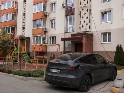 У Франківську закликають не заряджати електромобілі через подовжувачі, вивішені з вікон багатоповерхівок