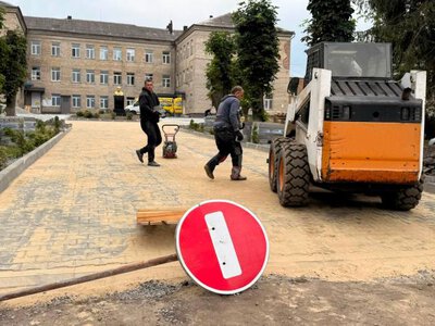 Біля центрального входу міської лікарні на Рівненщині розпочали благоустрій території