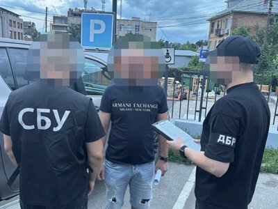 Посадовця Вінницької митниці та його спільника затримали за підозрою в хабарництві
