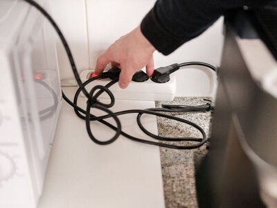 Звичка, яка може нашкодити техніці: які домашні прилади краще не відключати від мережі, коли їдете з дому
