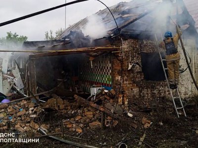 Ворожий безпілотник влучив у приватний двір на Миргородщині: поранено трьох людей