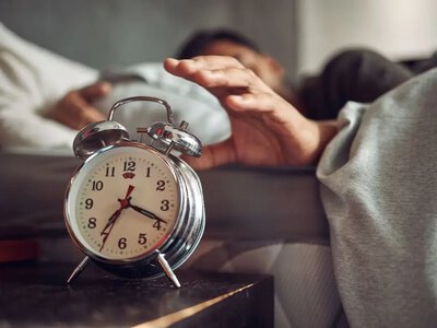 Таємниця ранкового пробудження: чому ми відкриваємо очі за мить до сигналу будильника