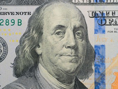 Хто зображений на 100 доларах і чому це не президент США