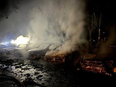 Росіяни вночі вчергове атакували Київ: пошкоджена школа-інтернат, горіли автівки