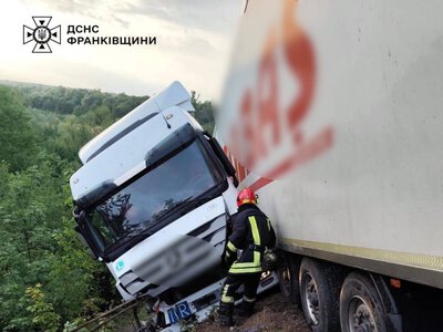Поблизу Галича водія затиснуло в кабіні вантажівки, його вирізали рятувальники