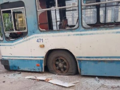 Через російські атаки дронів у Херсоні тимчасово зупинили рух тролейбусів повністю