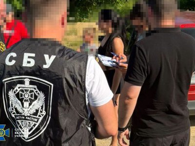 На Вінниччині чоловіків через кордон перевозили у транспортваних на евакуаторі авто