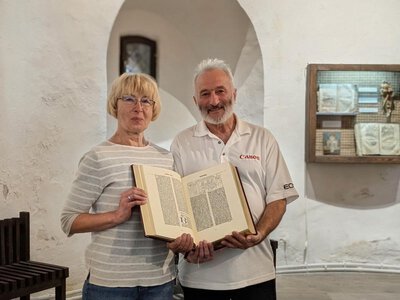 До музею Острозького замку передали факсимільне видання Кутногорської Біблії XV століття