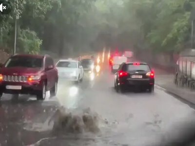 Потужна злива накрила Львів. Вулиці перетворилися на річки, блискавка влучила у телевежу