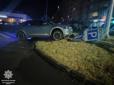 У Франківську 19-річний водій Hyundai в’їхав у дорожні знаки