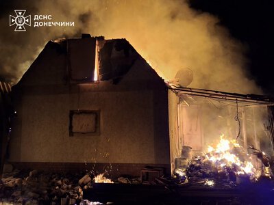 Працювали під загрозою повторних атак: рятувальники загасили пожежу у Новодонецькому (фото)