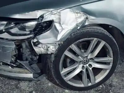 Працівник СТО у Рівному розбив чуже авто, врізавшись в електроопору