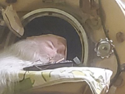 Історія жінки, яка десятиліттями жила завдяки «залізній легені»