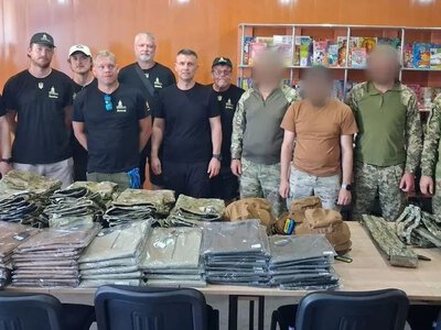 Сили оборони на Херсонщині отримали 4 авто та дрони від партнерів зі Швеції