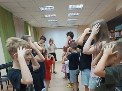Волонтери з семи країн відвідали херсонську бібліотеку і подарували дітям радість