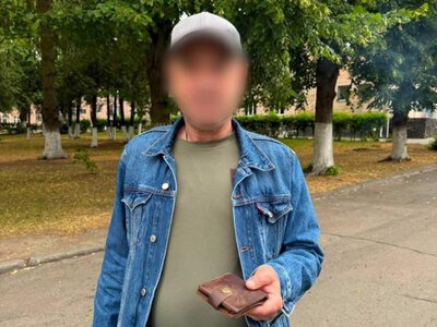 У Рівному патрульні допомогли чоловікові повернути загублений гаманець із документами та грошима