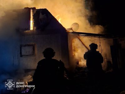  Рятувальники під загрозою повторних обстрілів ліквідували пожежу в Новодонецькому 