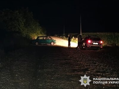 Поліцейські Буковини затримали нетверезого водія, який перекинув автомобіль із сімома пасажирами