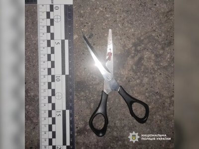 Ножицями вдарила знайомого у груди: інцидент на вулиці міста на Харківщині