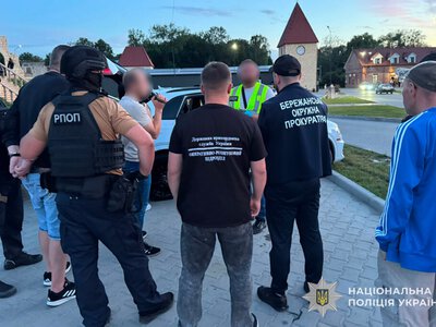 За 9 тисяч доларів обіцяли незаконний виїзд за кордон: у Бережанах викрили двох спільників