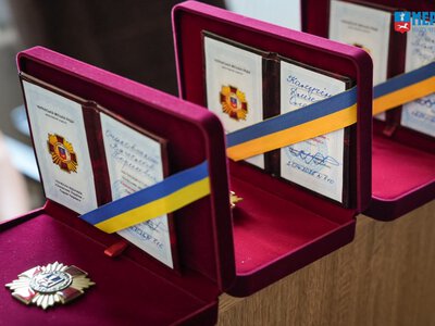 Родини трьох полеглих захисників отримали відзнаки “Захисник України – Герой Черкас”
