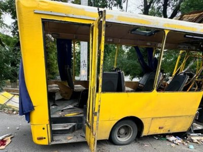 Російський дрон вдарив по маршрутці в центрі Херсона: двоє пасажирів поранені