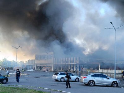 Відео моменту удару КАБами по будівлі ТРЦ у Херсоні